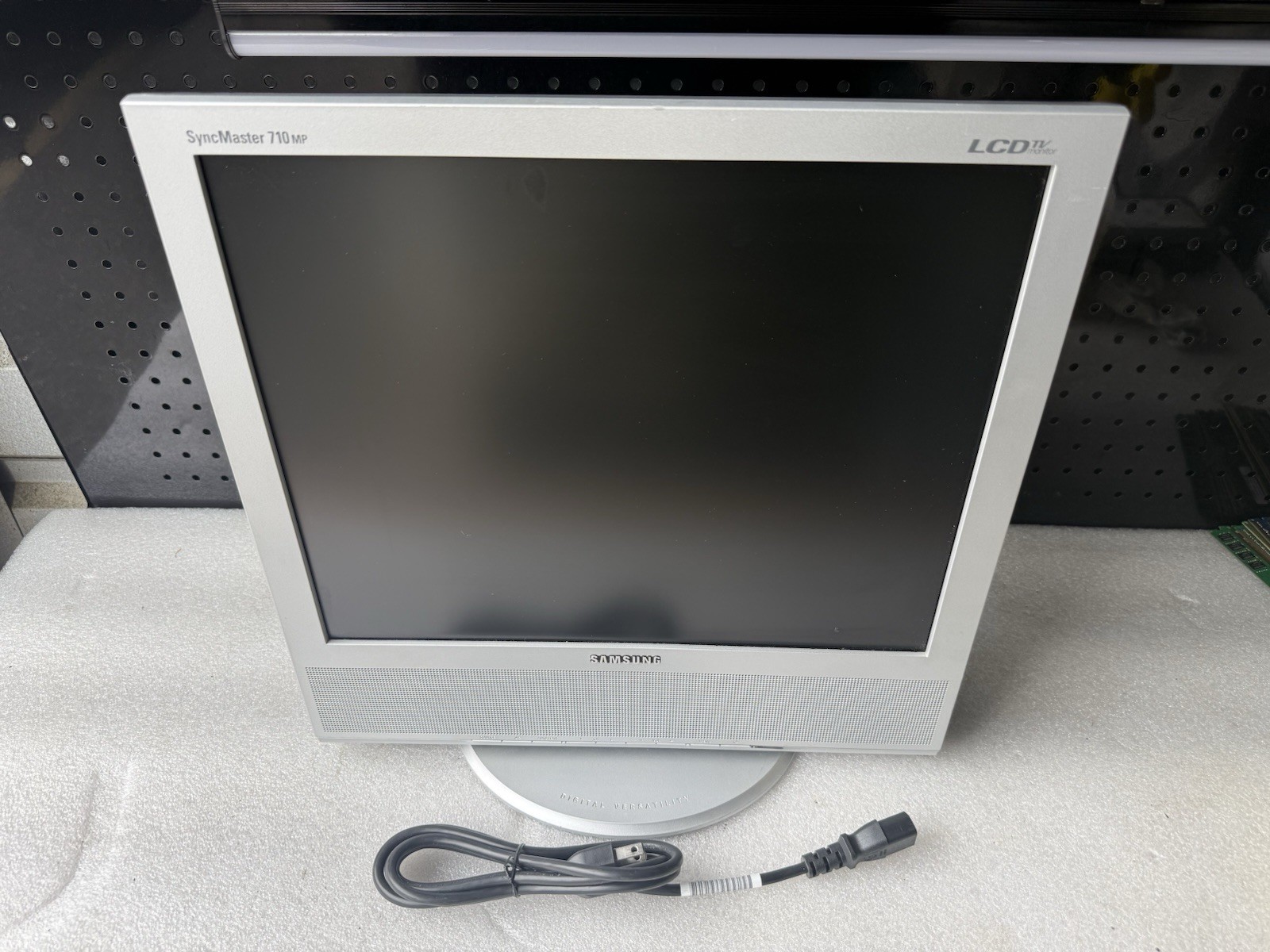 Tested Samsung SyncMaster 710MP 17" LCD Monitor with TV Tuner, Silver
