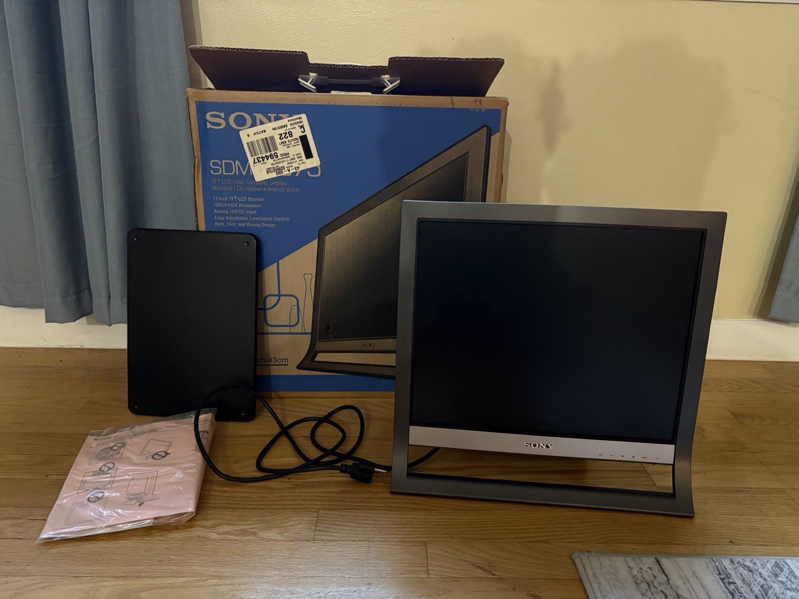 Sony SDM-HS75P Monitor 17" TFT LCD Color Computer Display W Power Cord Box Rare