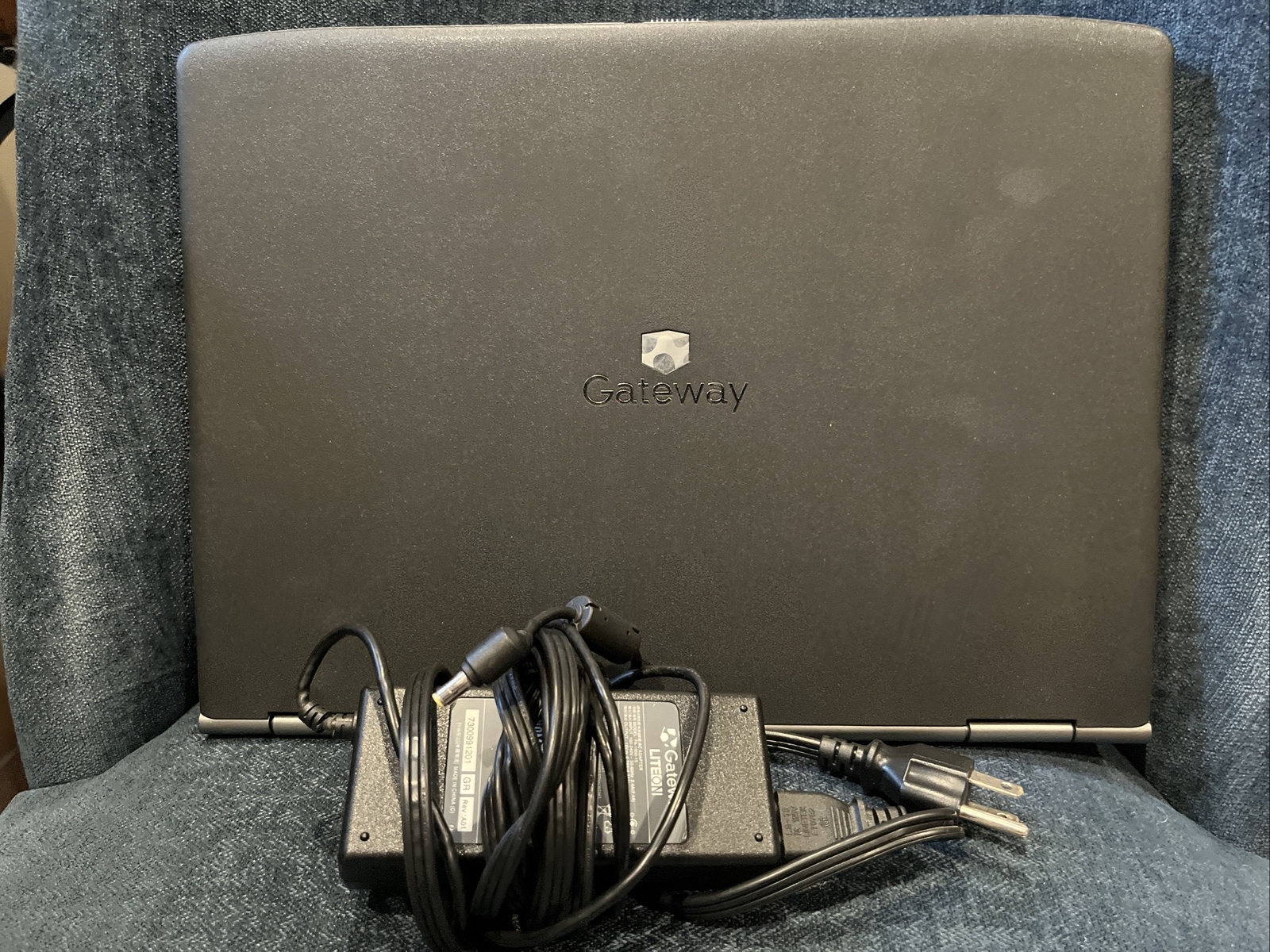 Gateway MT6458 Laptop AMD Turion 64 2.0 GB Ram Has HDD and Battery Windows 10