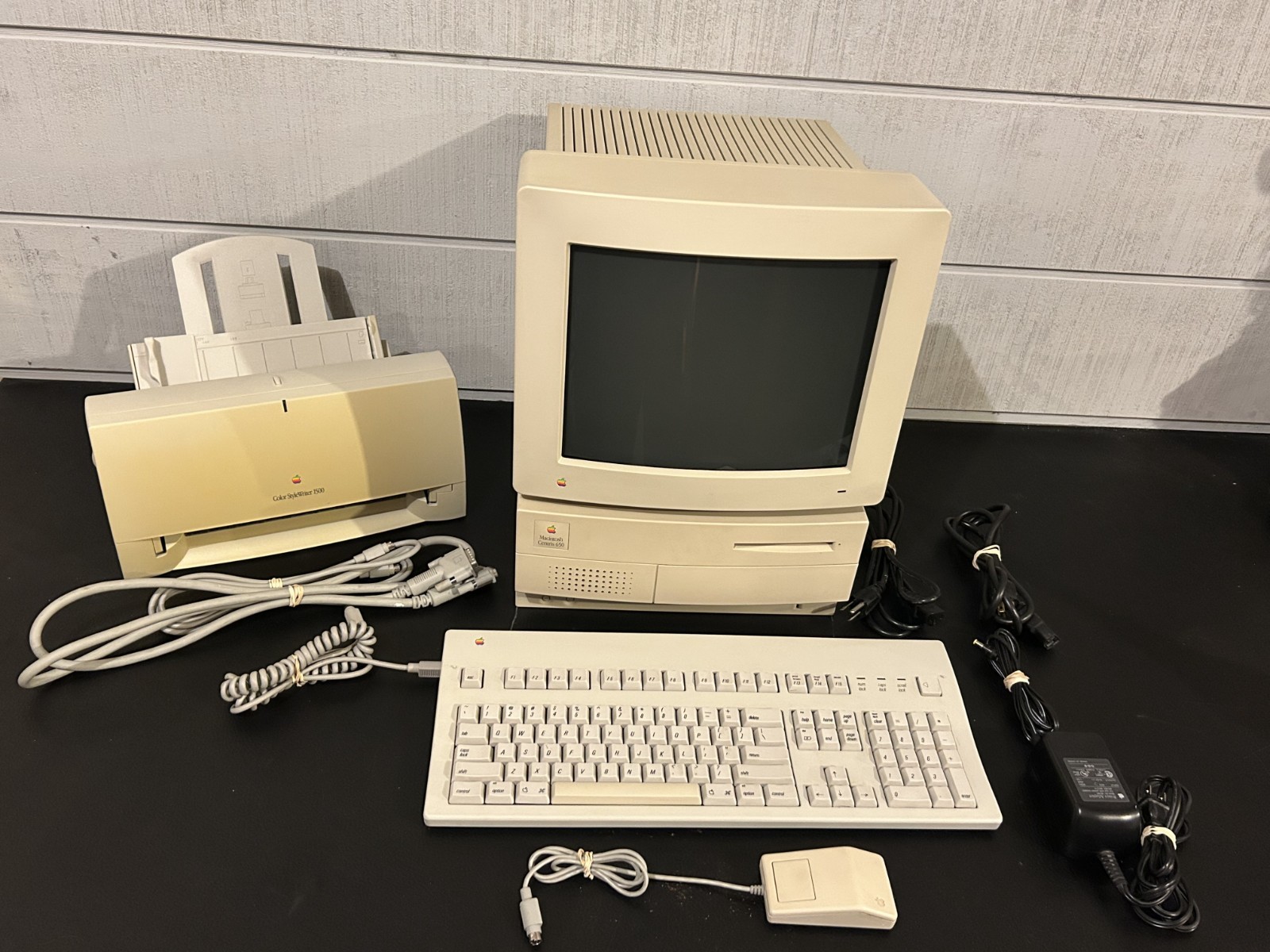 Macintosh Centris 650 w/ Color High M1297, Keyboard, Mouse &Owner Manuals *READ*