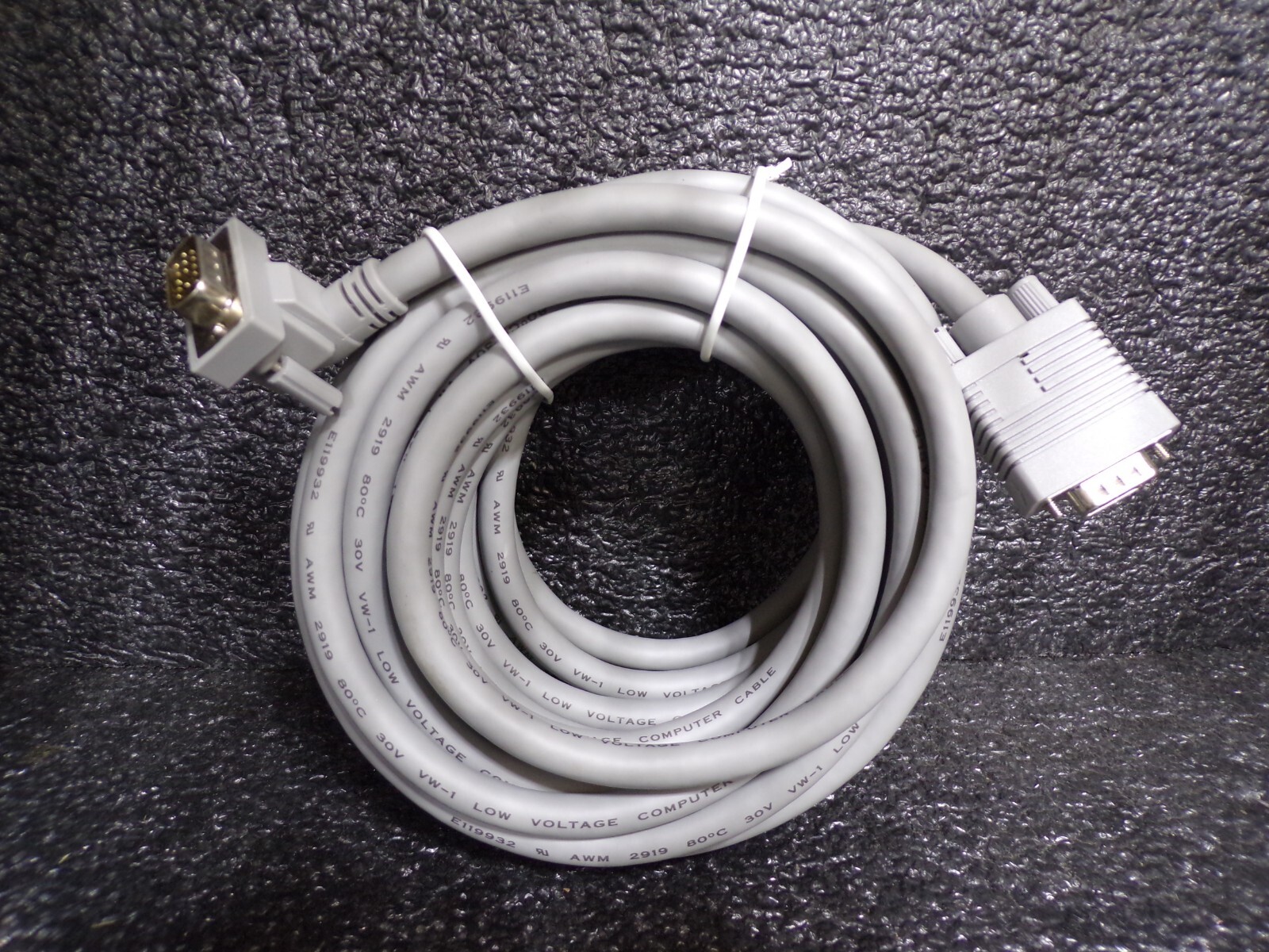 C2G 81045 Premium SXGA 90° Up Angled VGA cable HD-15 (M) to HD-15 (M) 7m (G)