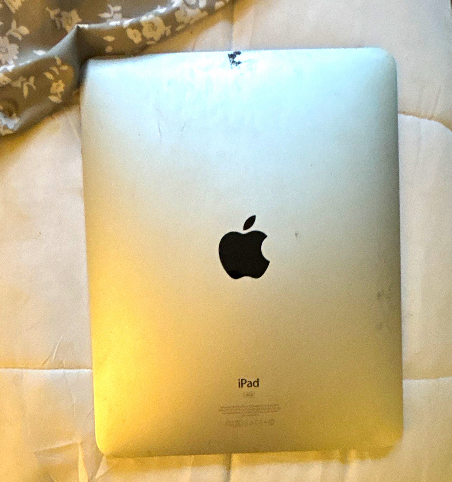 Apple iPad 1st Gen A1219 16GB Wi-Fi 9.7in Silver/Black Tablet