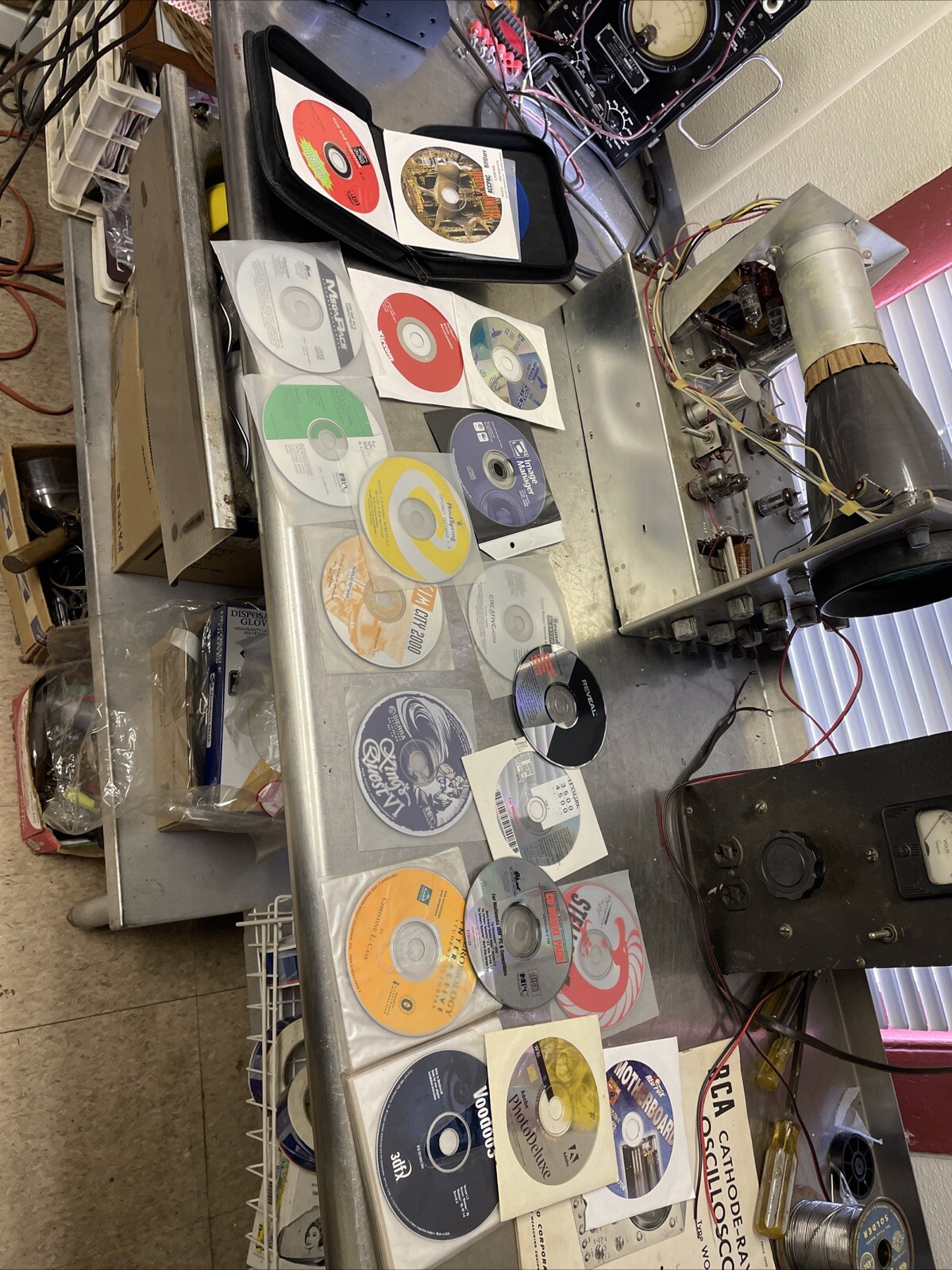 VINTAGE COMPUTER SOFTWARE CD /CD-ROM DISCS LOT OF 19 &CASE