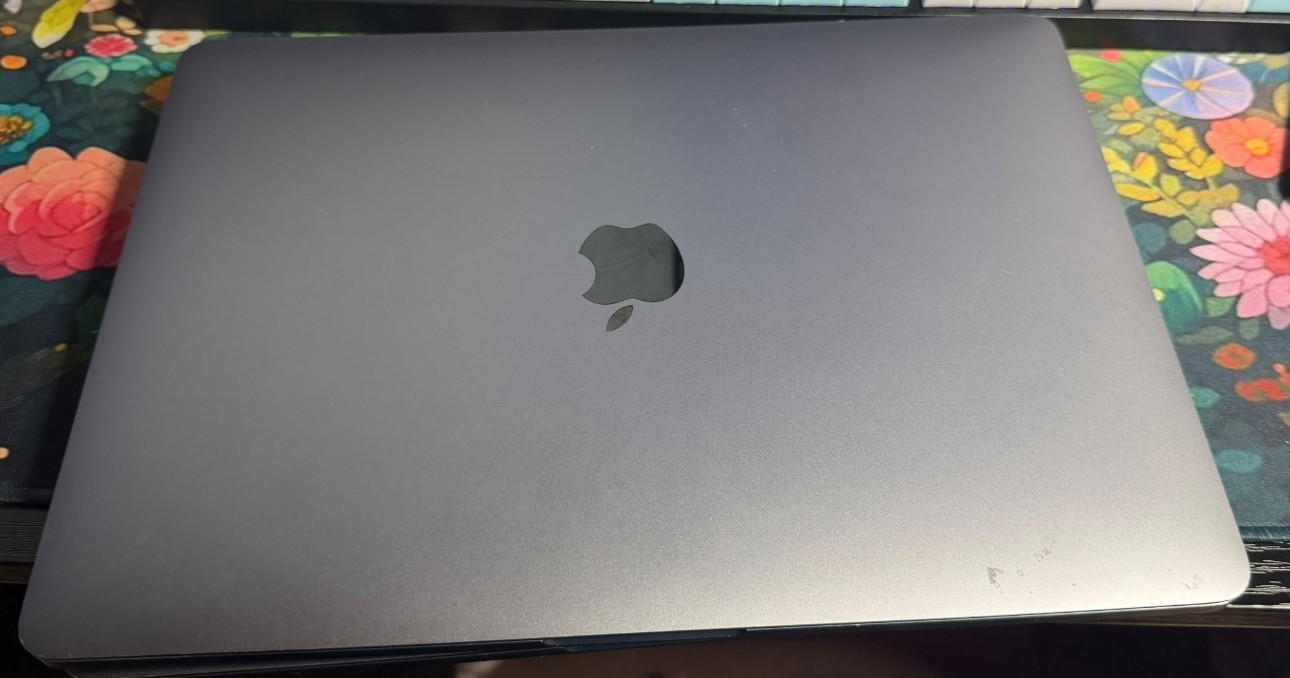 Macbook Pro A2289 and Macbook Air A1708 Cracked/Dead Screen. Locked. PARTS AS-IS