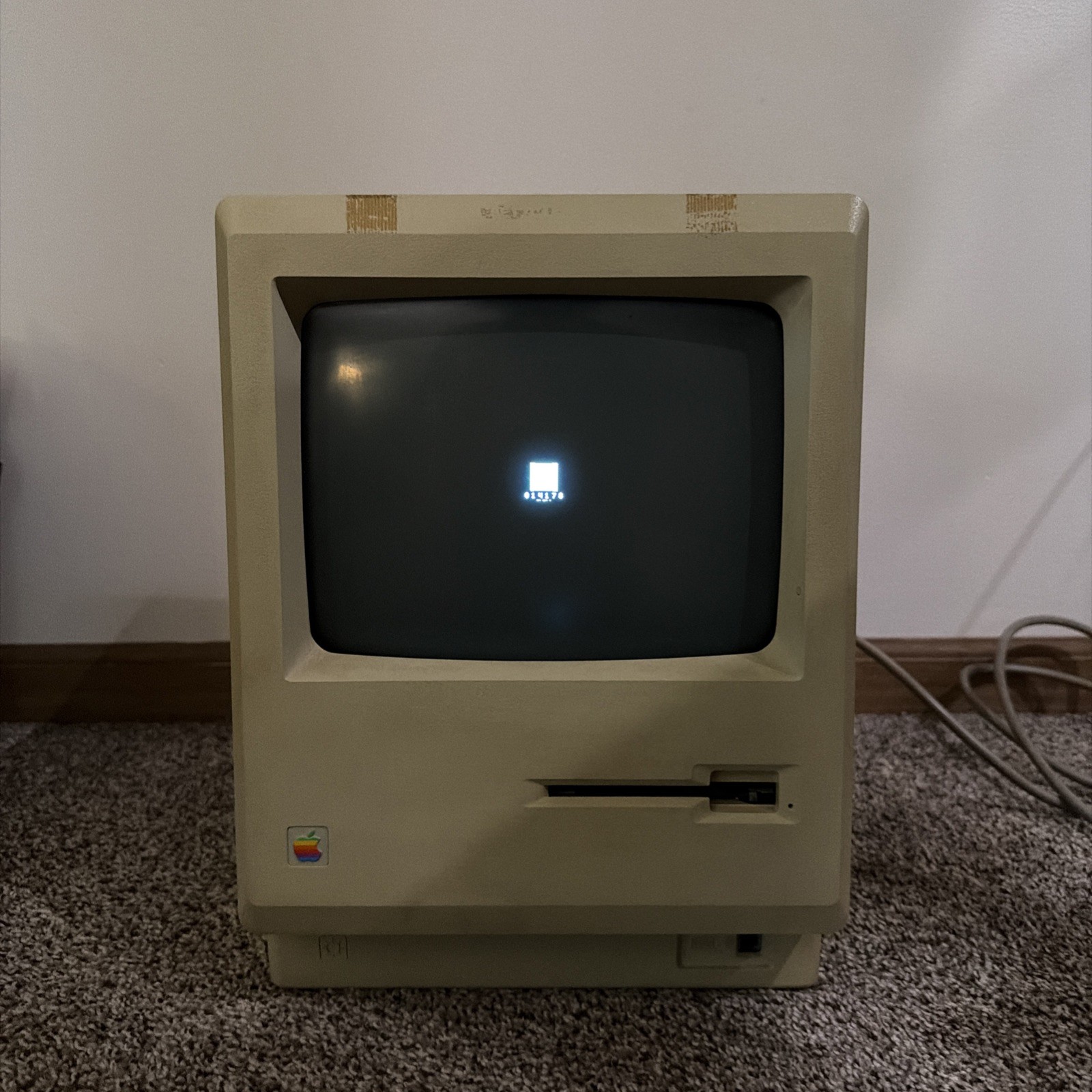 Macintosh 512K M0001W boots to Sad Mac; with Power Cord, Carrying Case, Keyboard