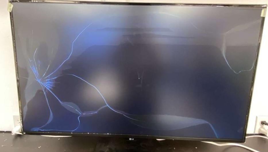 LG 42.5" UHD 4K (3840 x 2160) LED IPS Monitor 4x HDMI USB C 43UD79-B - CRACKED