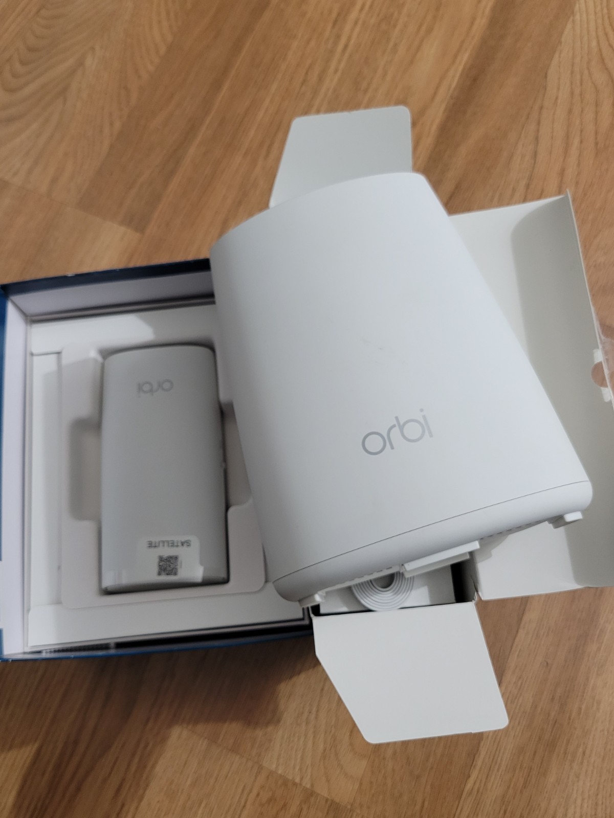 NETGEAR Orbi RBR40 Router + RBW30 Wall-Plug Satellite