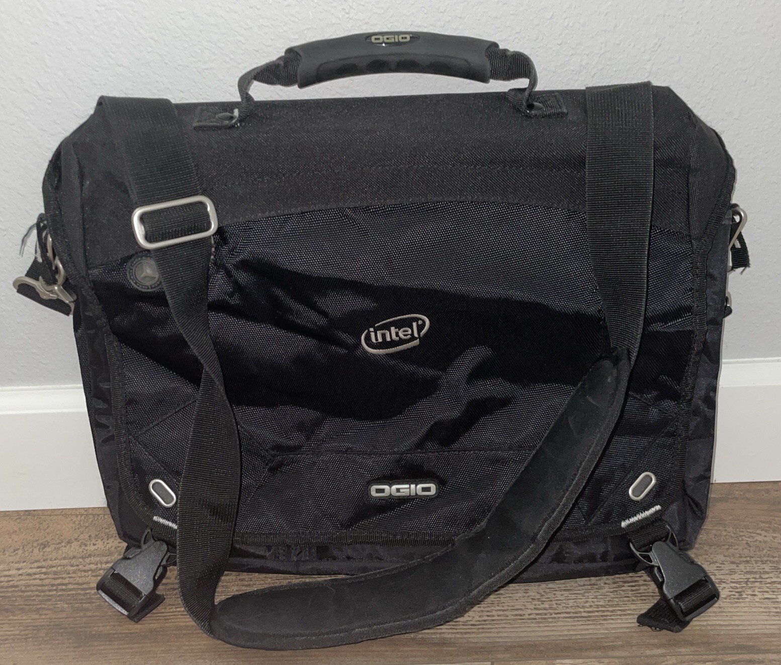 Ogio Embroidered Intel LogoMessenger Laptop Bag Black