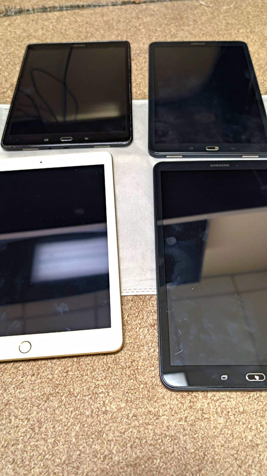 Lot of 4 Tablets Apple iPad & Samsung Galaxy Tablets - Power On