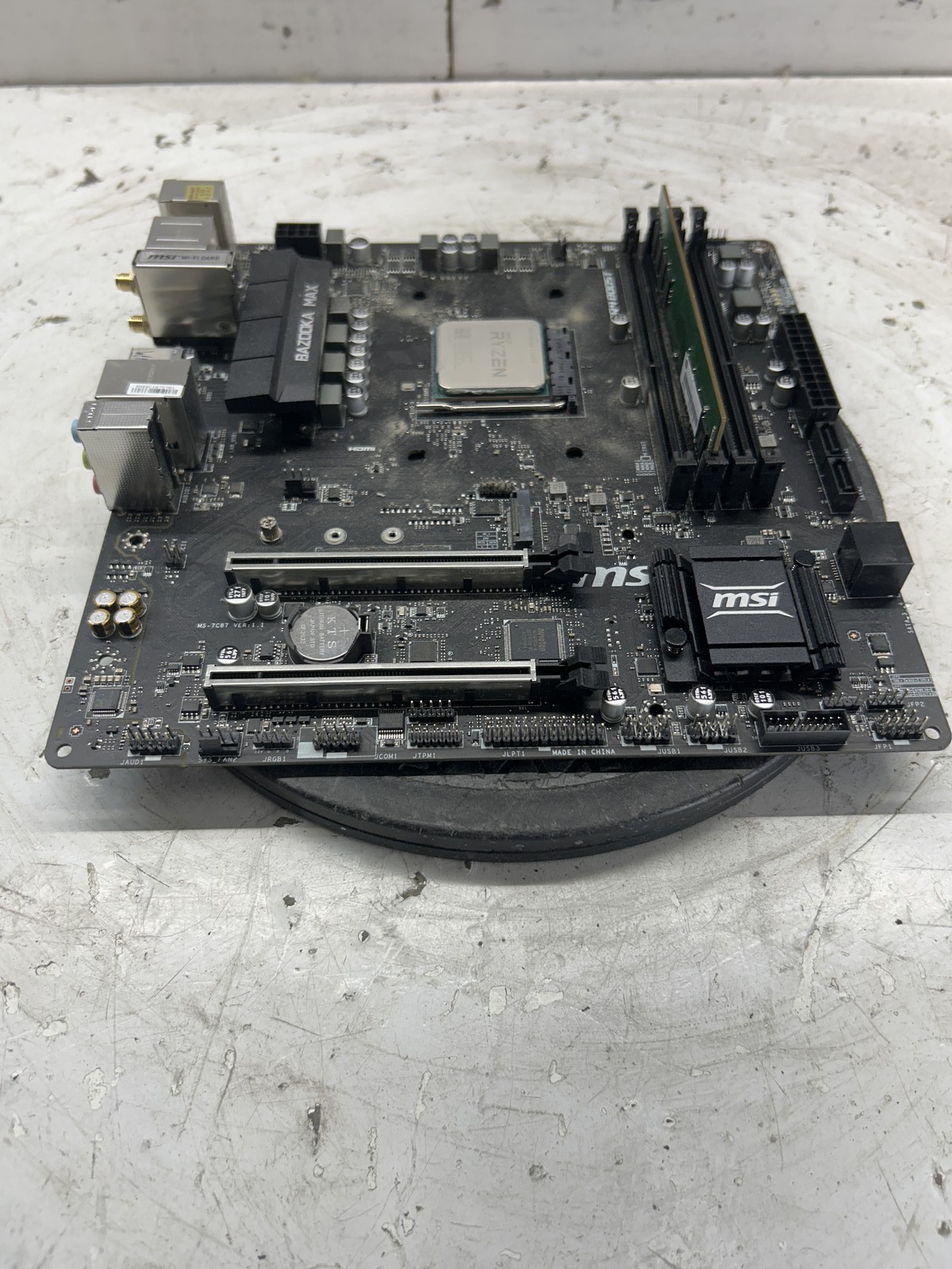 MSI B450M BAZOOKA MAX WIFI AMD Ryzen 3 3200G 3.6GHz 8GB No I/O Shield