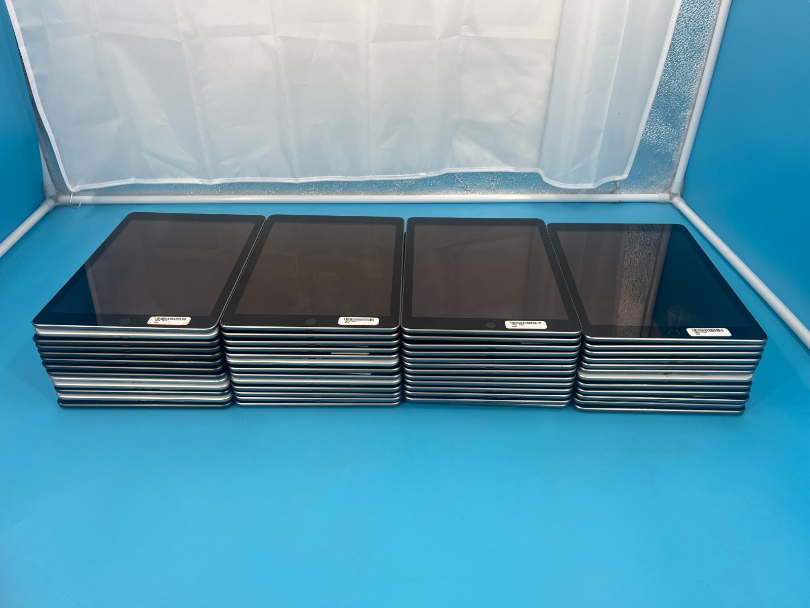 *MIXED LOT OF 52 Apple iPad A1822/1893/2147/2270 [UNLOCKED] *