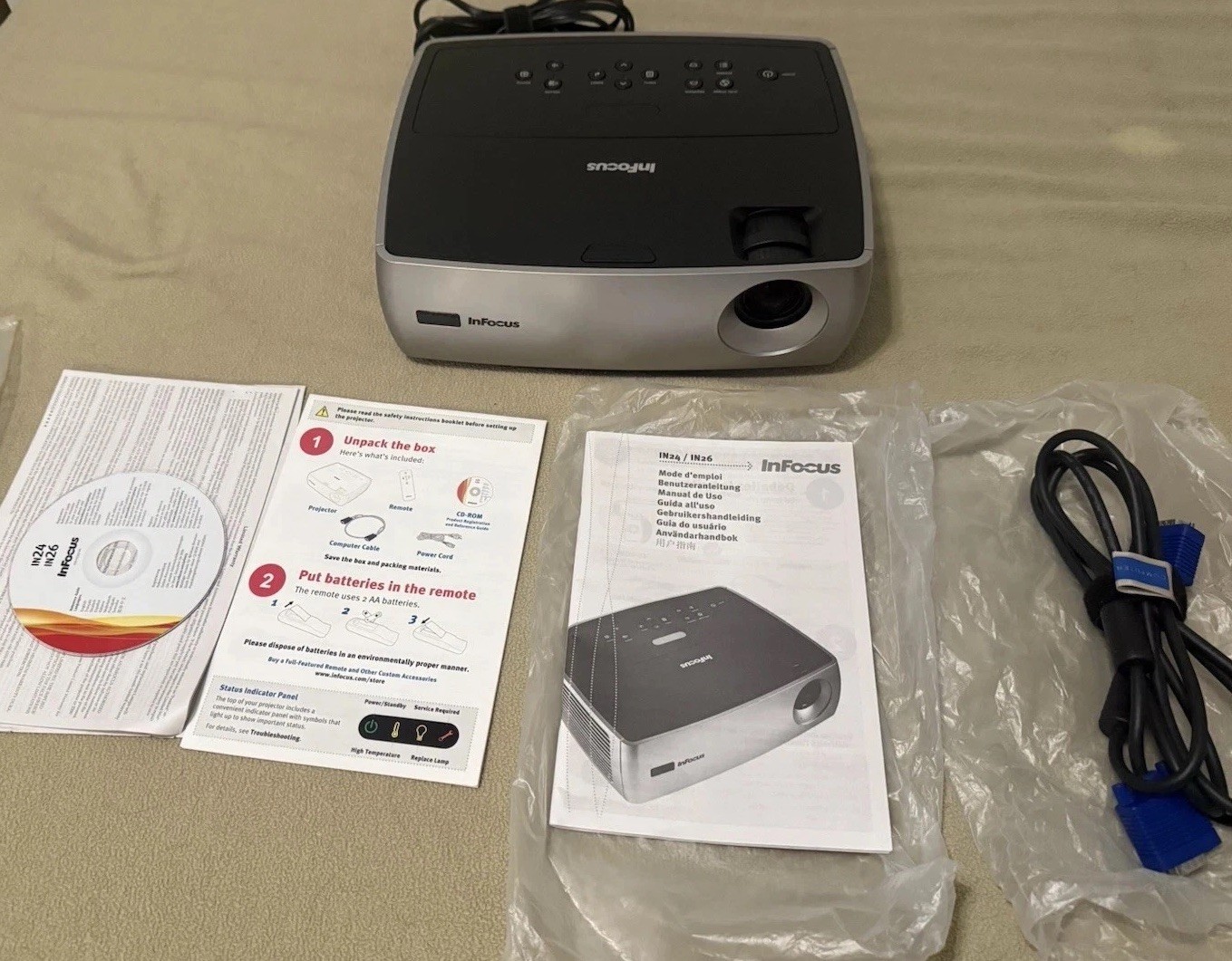 InFocus IN24 DLP Projector w/ Remote, Manual, VGA & Power Cords - Excellent