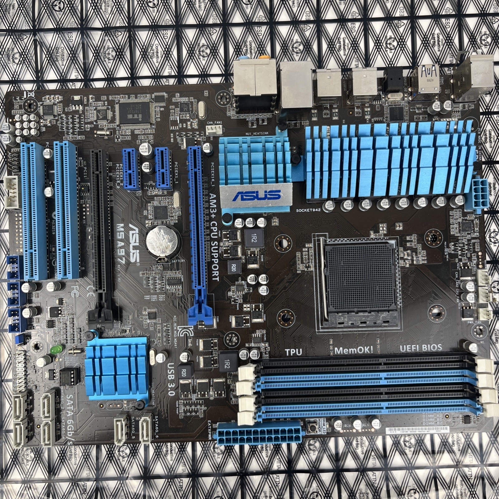 ASUS M5A97 R1.02 970 SATA 6Gb/s USB 3.0 ATX Desktop Motherboard w/ AM3+/AMD FX