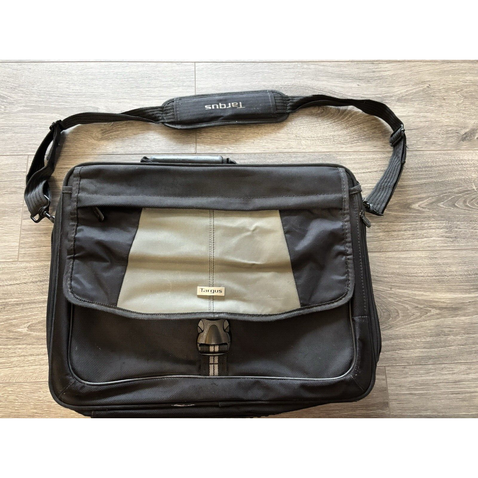 Targus 17” Blacktop Deluxe Laptop Case w/ Dome Protection Softside Brief Case