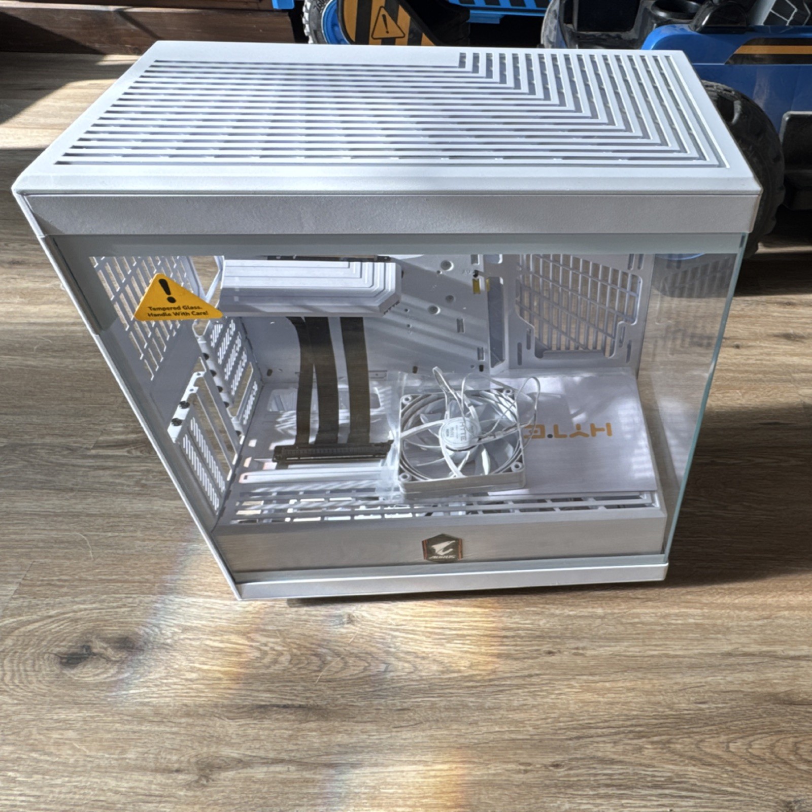 HYTE Y40 Snow White ATX Mid Tower Case Tempered Glass USB Ports Steel