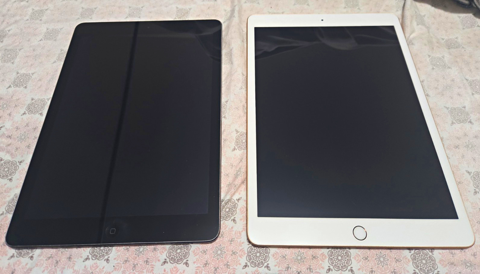 Apple iPad 9.7 in 16GB Wi‑Fi Tablet Lot of 2 - Space Gray & Gold