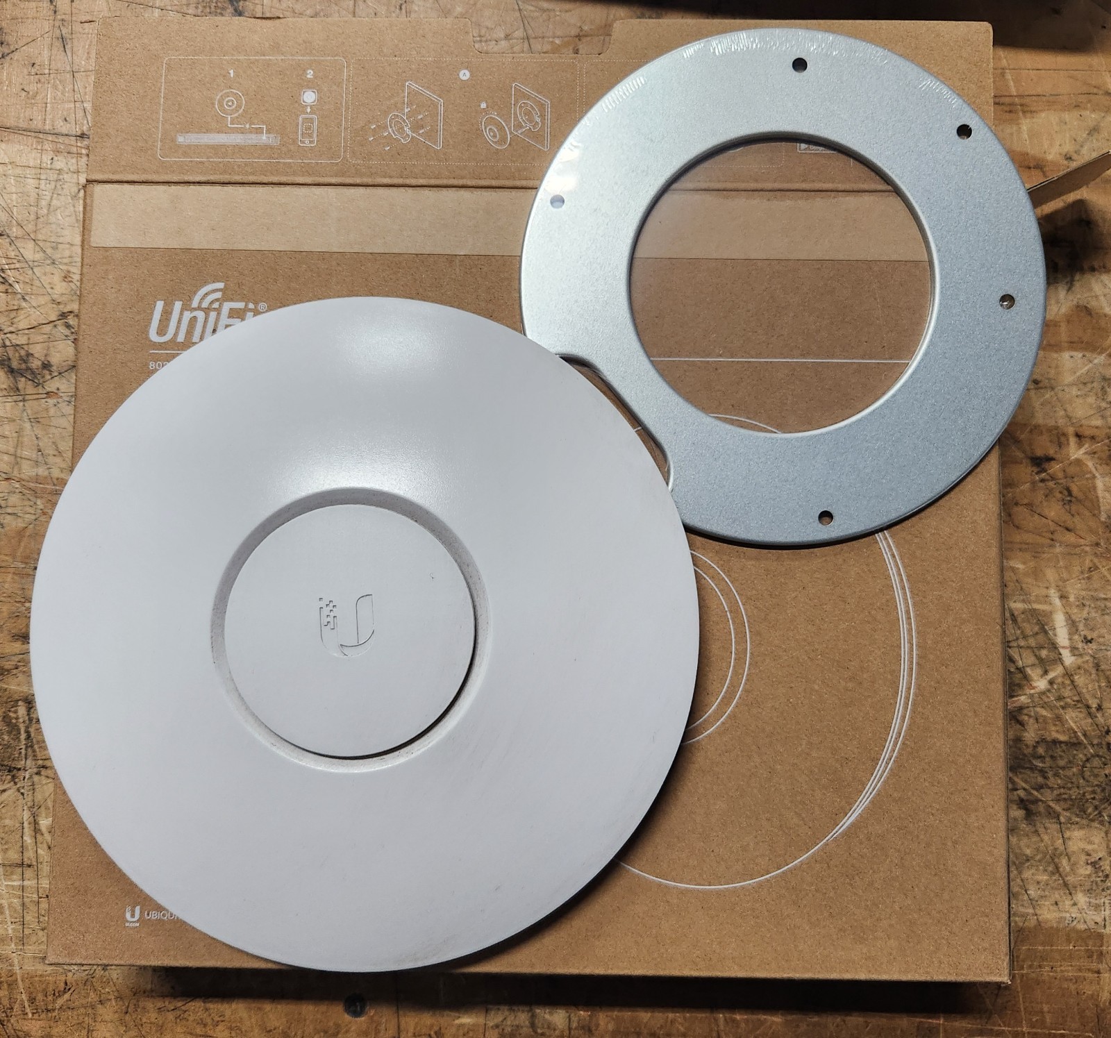 Ubiquiti Networks Unifi UAP-LR Wifi Network Access Point w/ Mounting Bracket