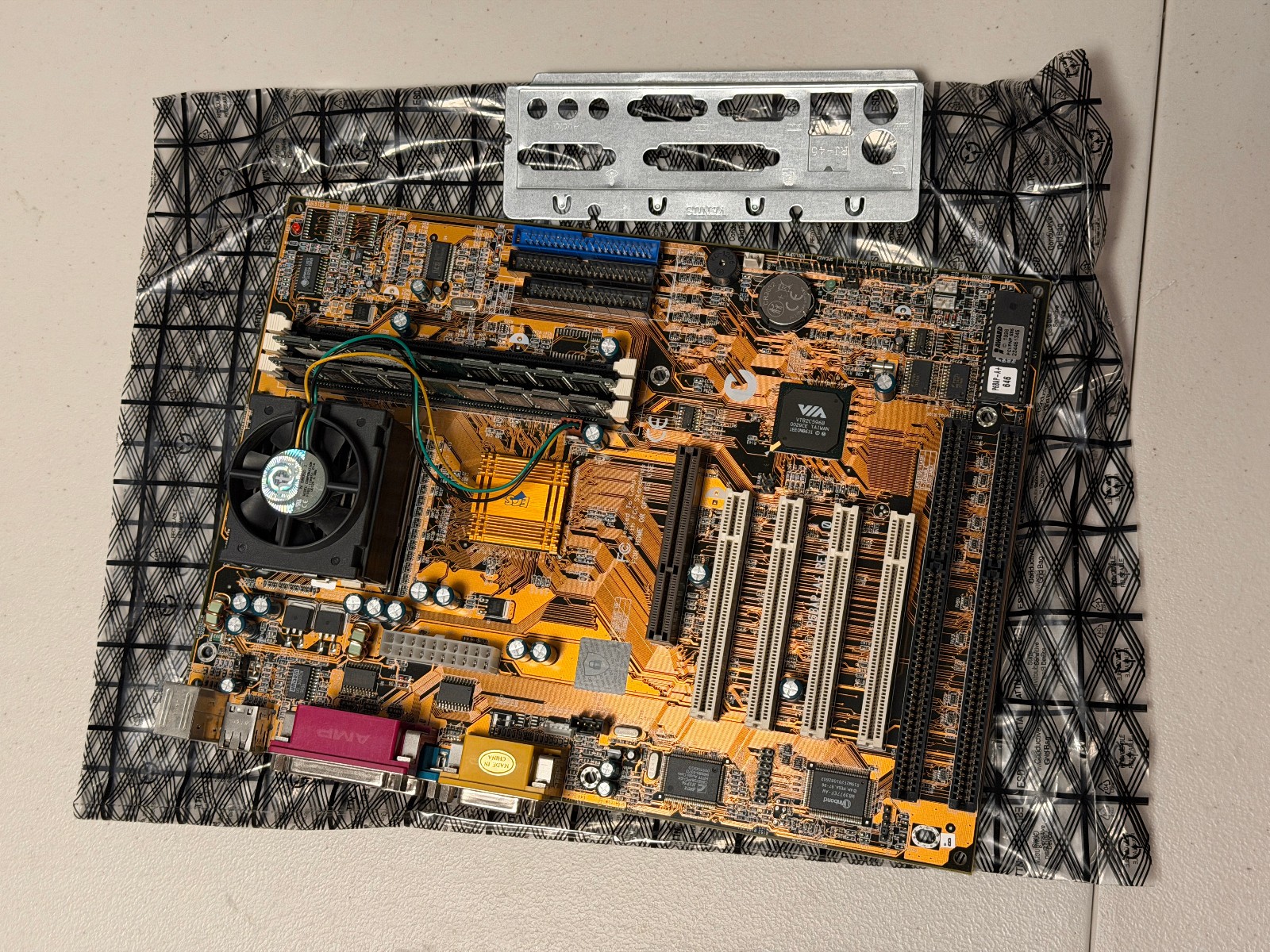 ECS P6BAP-A+ Rev 1.0 Socket 370 Vintage ATX Motherboard w/ Celeron 600MHz Tested