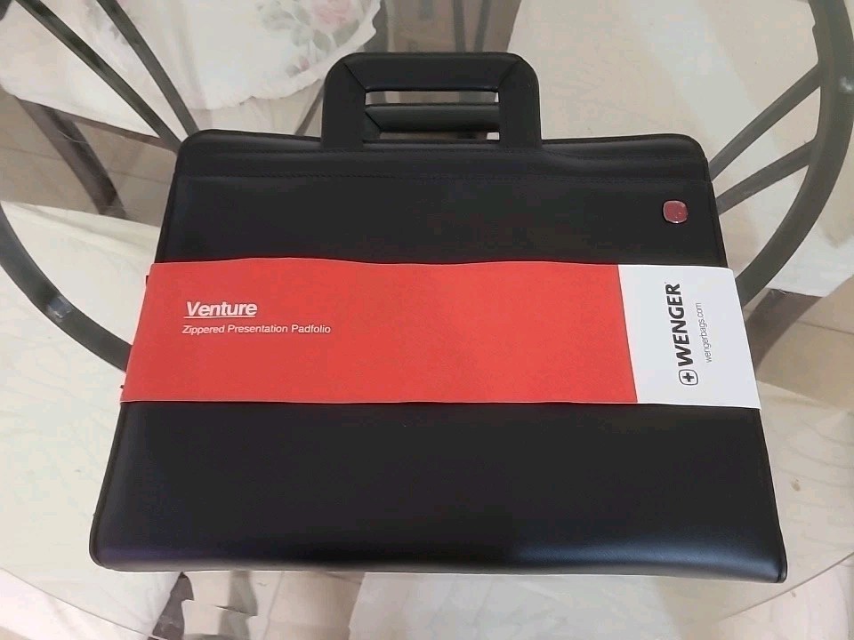 Wenger Venture Zippered Presentation Padfolio Envelope Black Retractable Handles