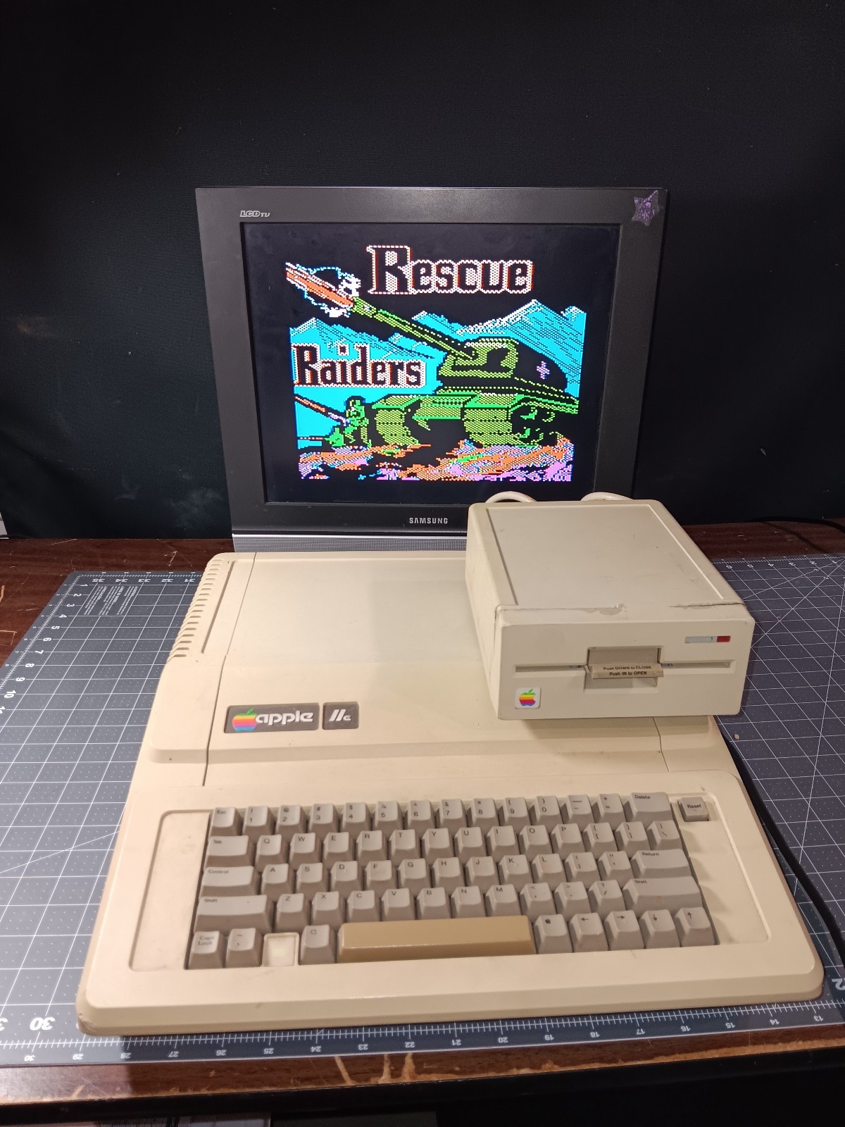 Apple IIe A2S2064, Super Drive/card, Rescue Raiders Boot Disk