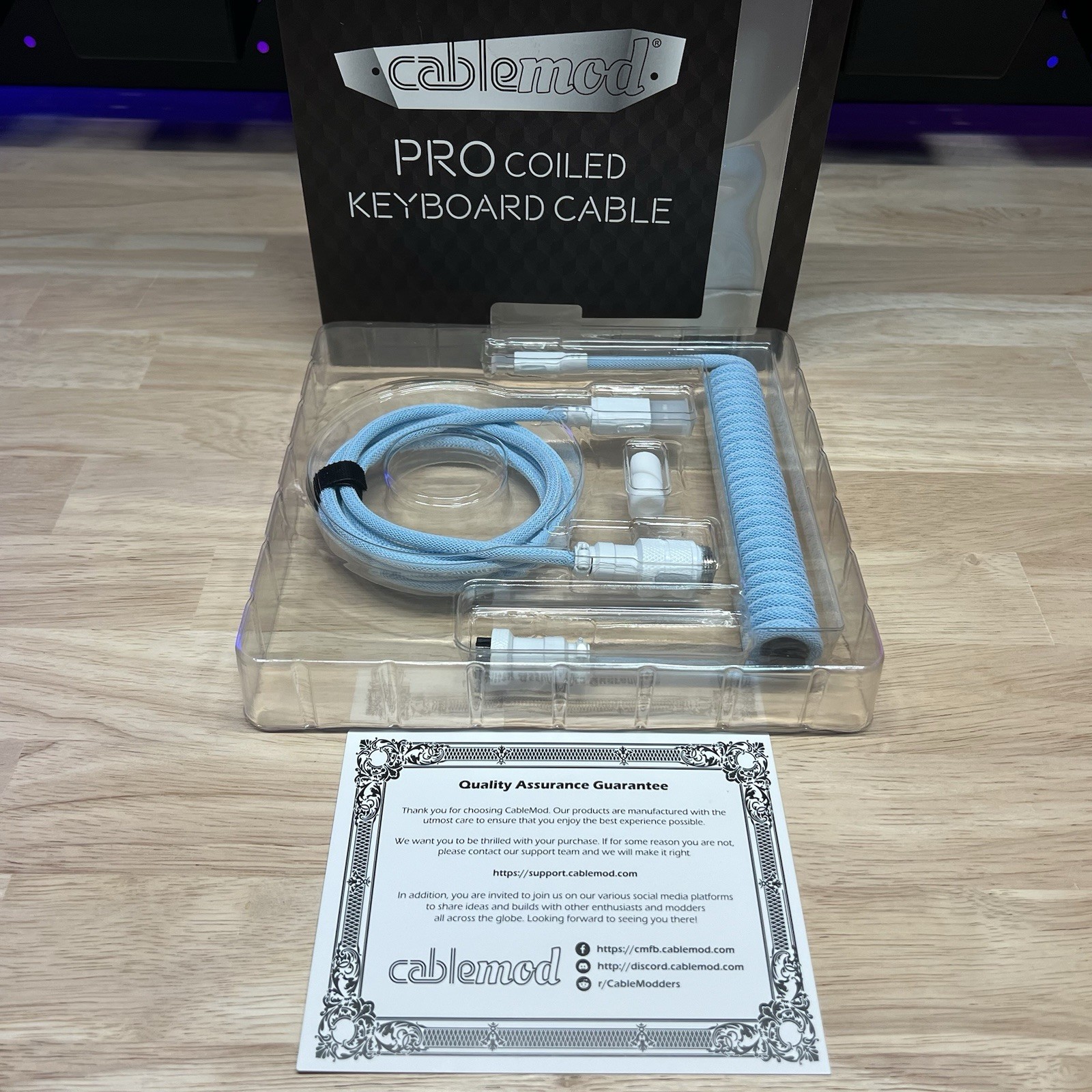 *CableMod Pro Coiled Keyboard Cable w/ Aviator Connector - Light Blue / White*