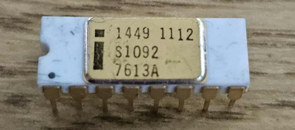 Vintage Rare Intel 1449 1112 C2102 Vintage SRAM NMOS Gold Ceramic White Gold