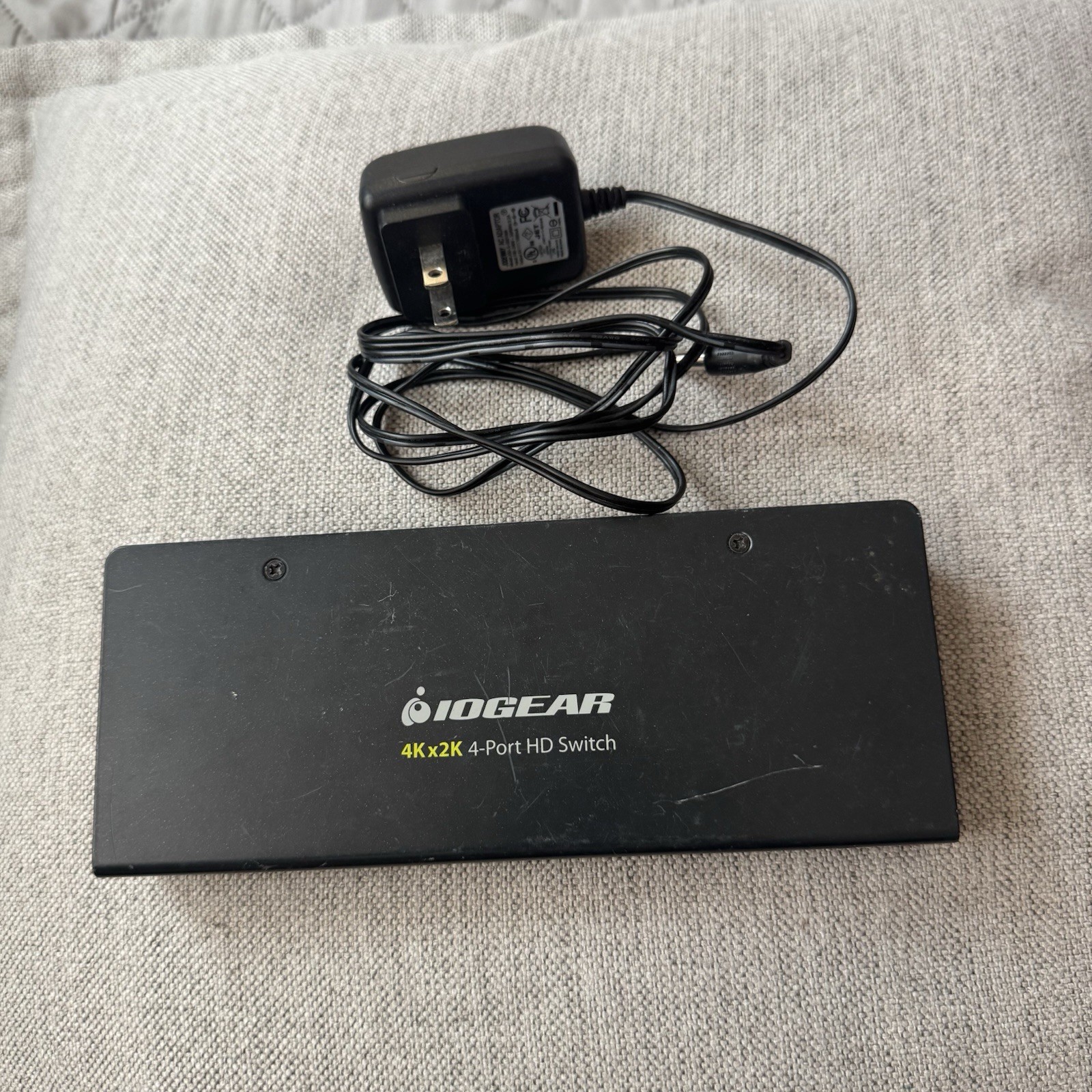 KLAU 4K X 2K 4 PORT HDMI KVM SWITCH with 2xHDMI/USB/Audio cables, wired remote