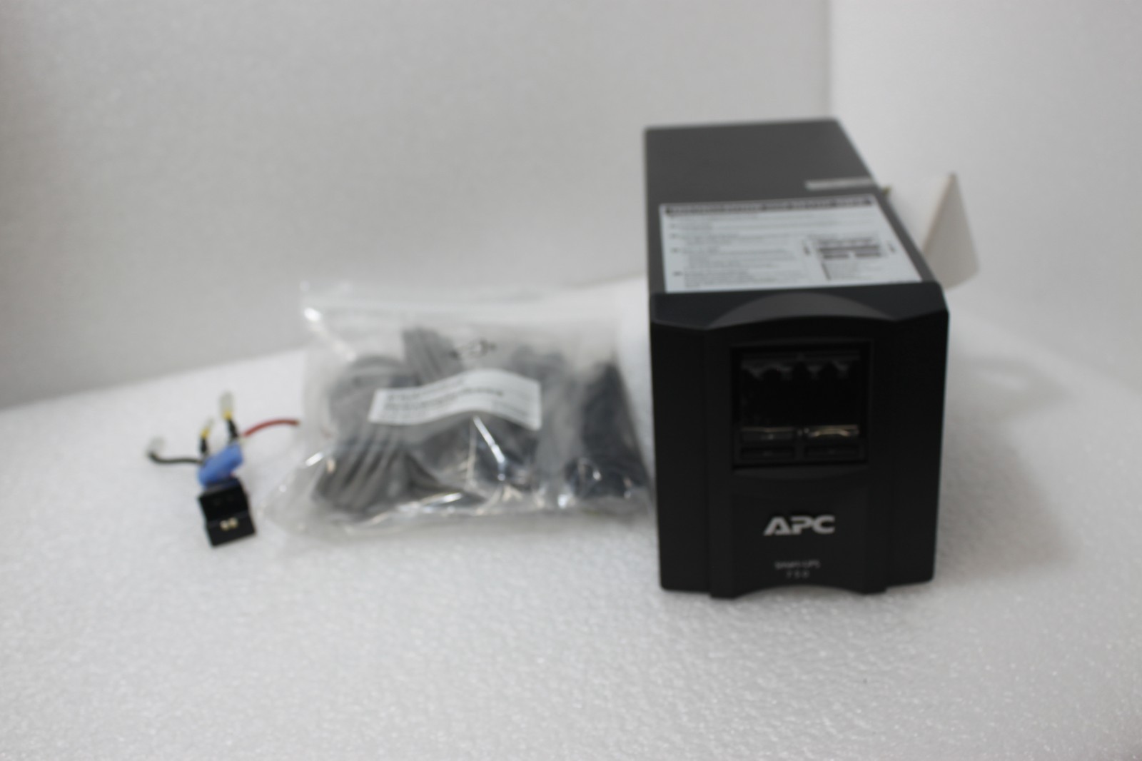 APC Smart-UPS 750VA Battery Backup LCD 120V SmartConnect SMT7501 No battery read