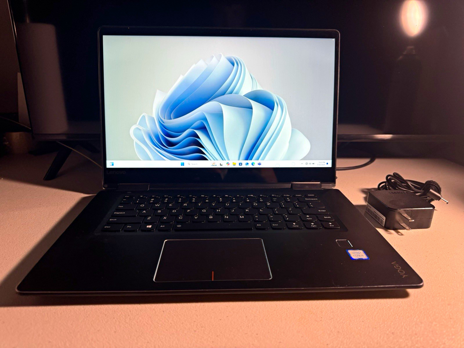 Lenovo Yoga 2-in-1  710-15IKB Core i5-7200U CPU 8GB Memory, 256GB SSD (Good)