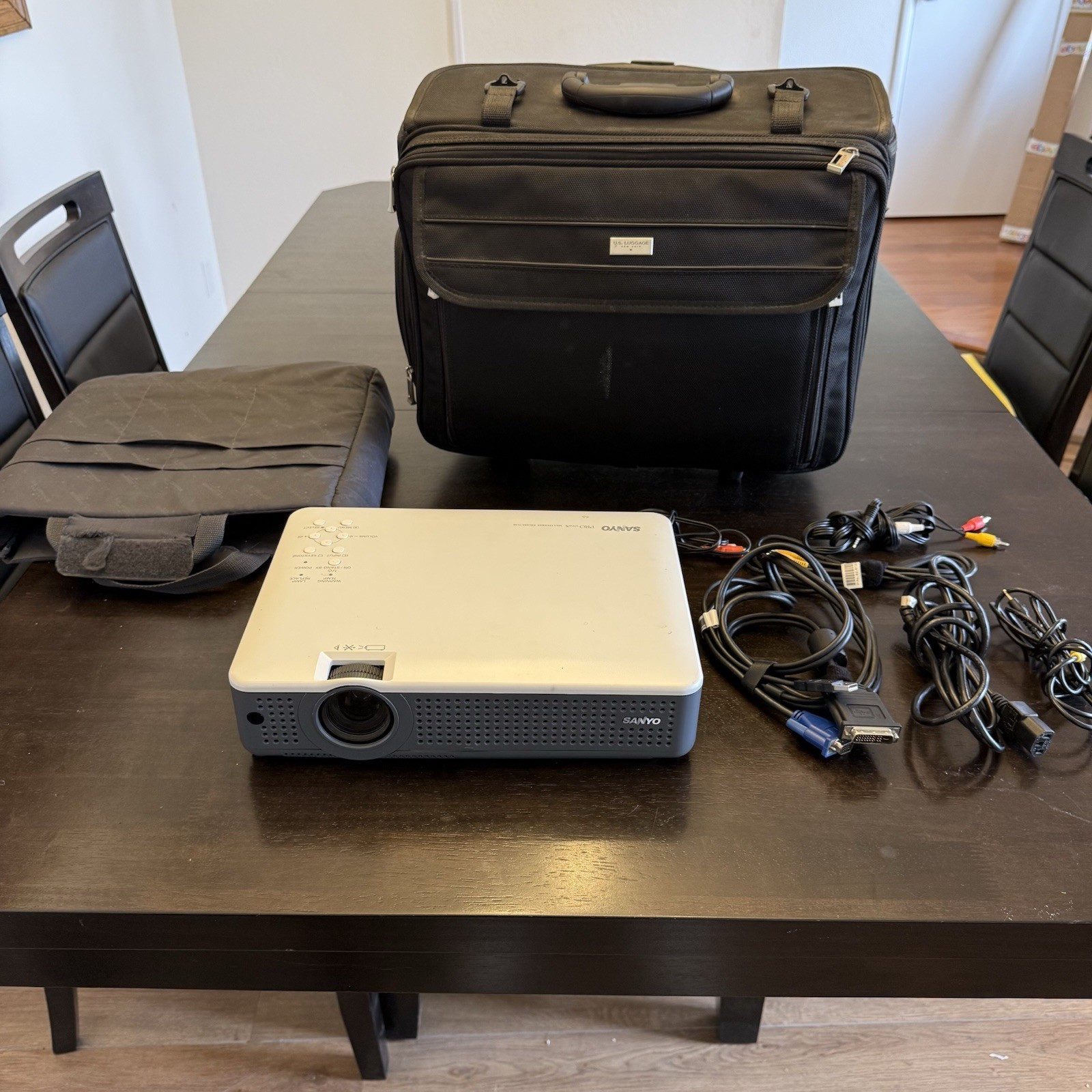 Sanyo PLC-XU75 LCD projector With Carrying Case No Remote Tested