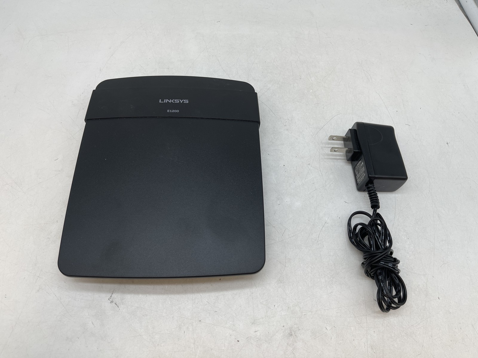 Linksys E1200 300 Mbps 4-Port 10/100 Wireless Router w/Power Cord - Free S/H