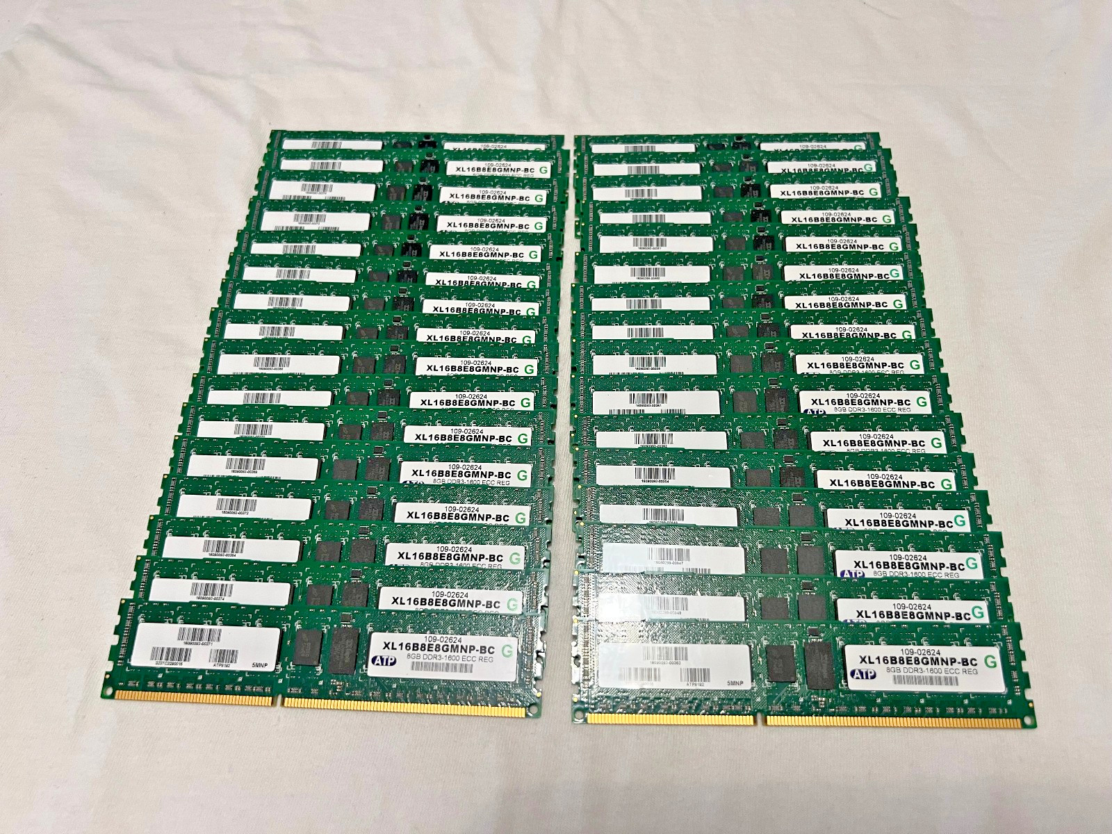 lot of 32 ATP XL 16B8E8GMNP-BC  PC3-12800 8 GB DDR3 server memory moduls 1600MHz