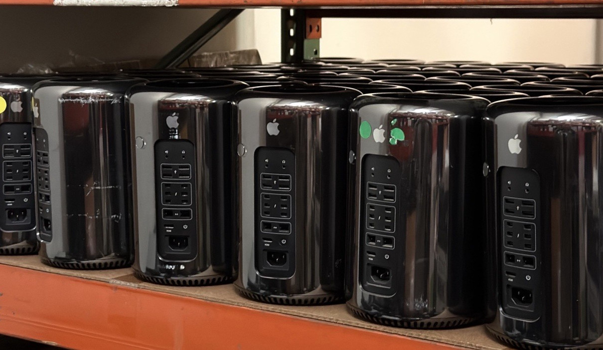 Mac Pro 6-Core Intel Xeon E5 3.5 GHz 32GB RAM X2 AMD FirePro D500