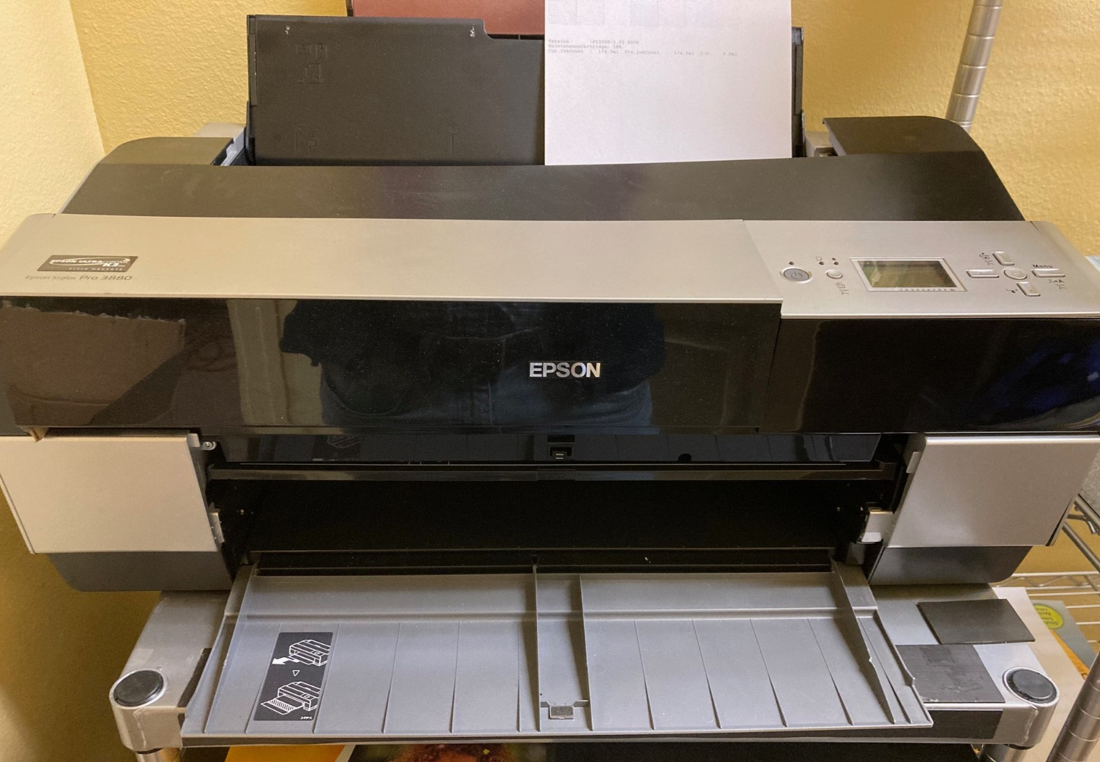 ALMOST New-Epson Stylus PRO 3880  Inkjet Printer 17” -ONLY 133 PAGES-comes w/ink