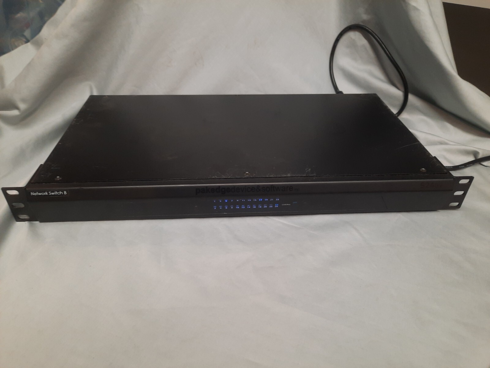 Pakedge S24AV 24-Port Gigabit Ethernet Switch with SFP