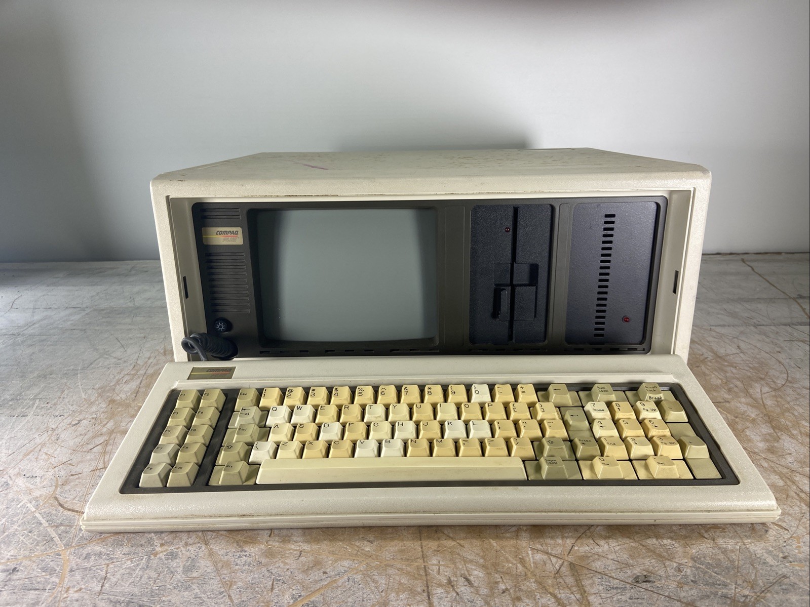 VINTAGE COMPAQ PLUS INTEL 8088 @ 4.70MHz, 128KB RAM, NO HDD/OS - (FOR PARTS)