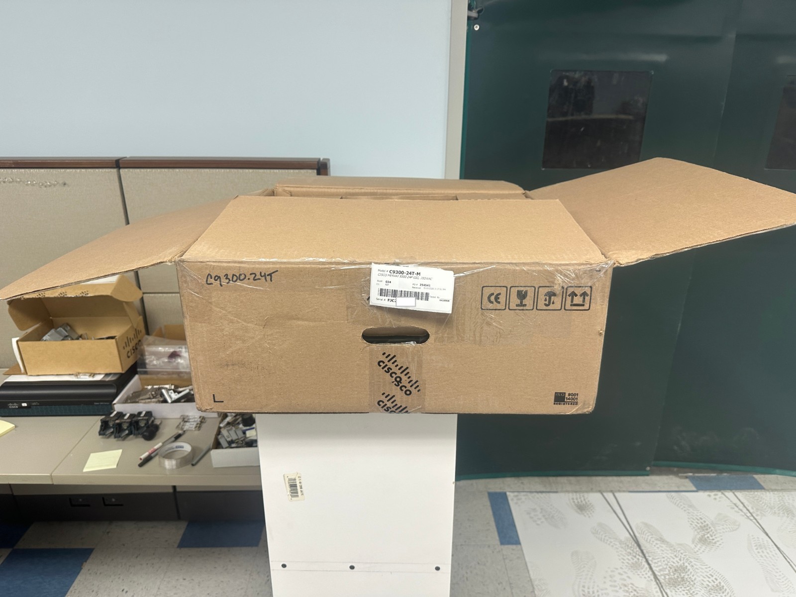 C9300-24T-M MERAKI 9300 24P GIG, 350WAC BOX MISSING LABELS AND HAS SHARPIE