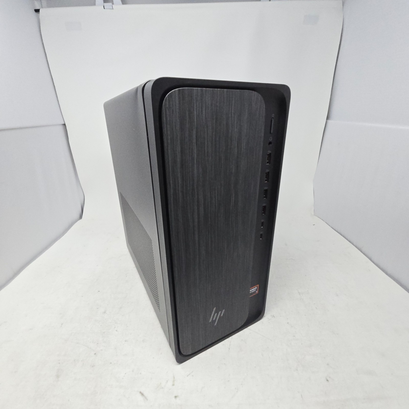 HP OmniDesk - Desktop AMD Ryzen 7 8700G / 16GB RAM / 1TB SSD / GeForce RTX 3050