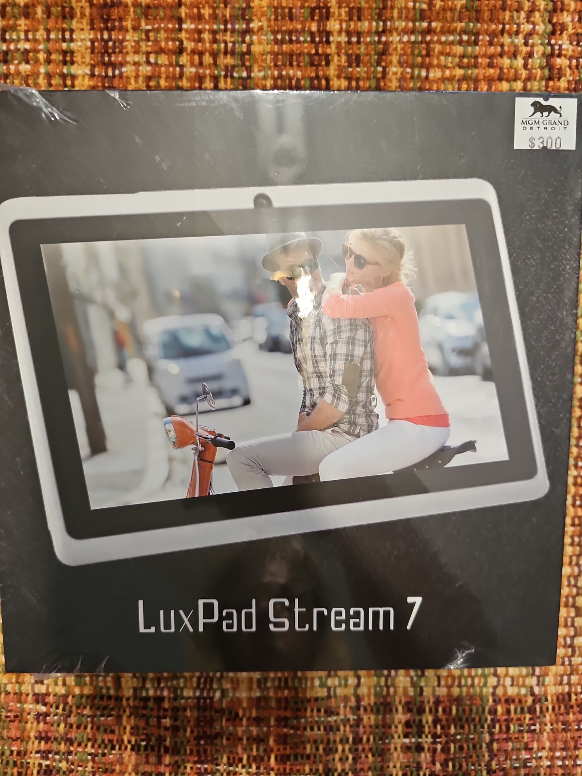 NEW MAXWEST LUXPAD STREAM 7 DEVICE Baby Blue Silicon Case RETAIL  $300  Android 