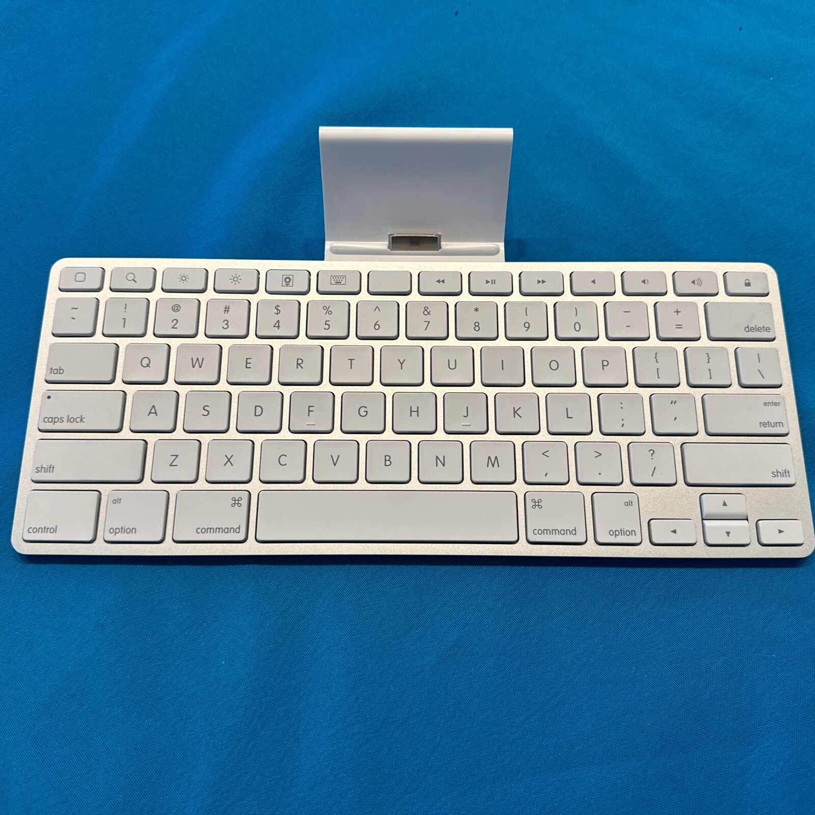 Apple A1359 Keyboard Dock for 30-Pin iPad (1st/2nd/3rd Generation)