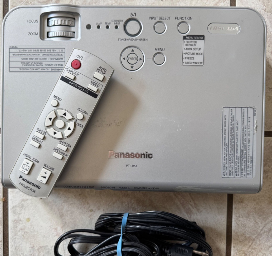 lot of 2 Panasonic PT-LB51 XGA LCD Projector + PT-LB10VU 2 power cords Remote