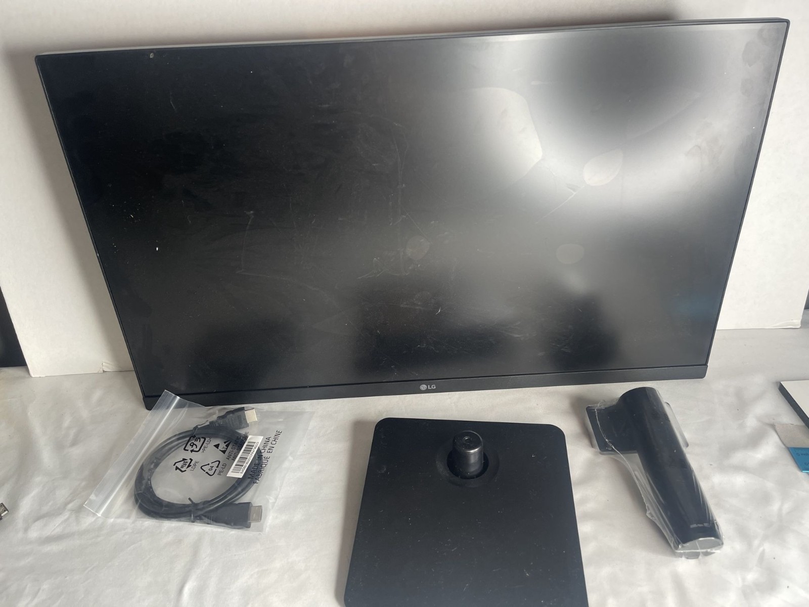 *Cracked Screen* LG 27MP40W-B 27" FHD IPS 3-Side Borderless Monitor