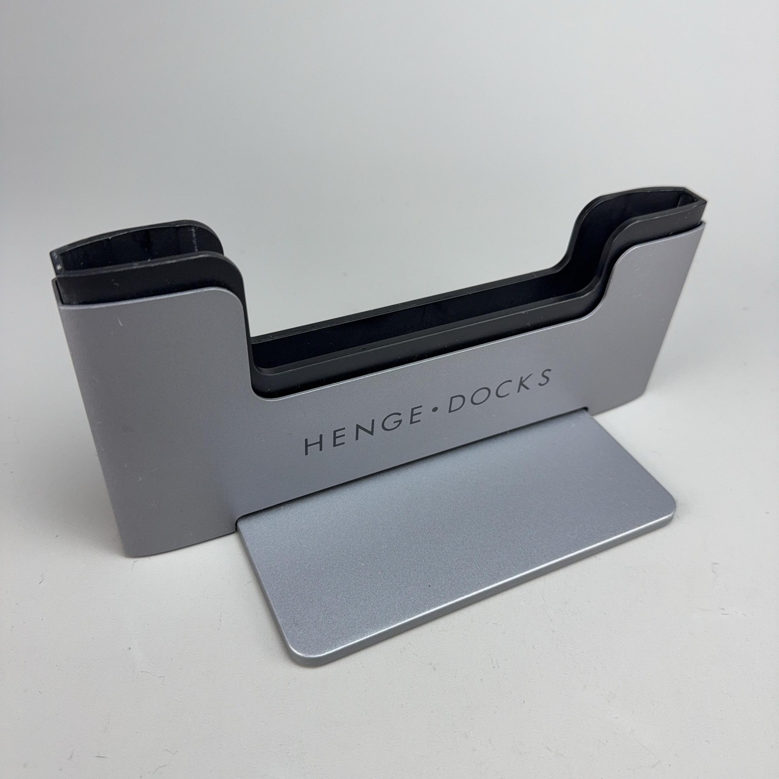 Henge Docks Vertical Docking Station USB-C 15in MacBook Pro Silver - Tested
