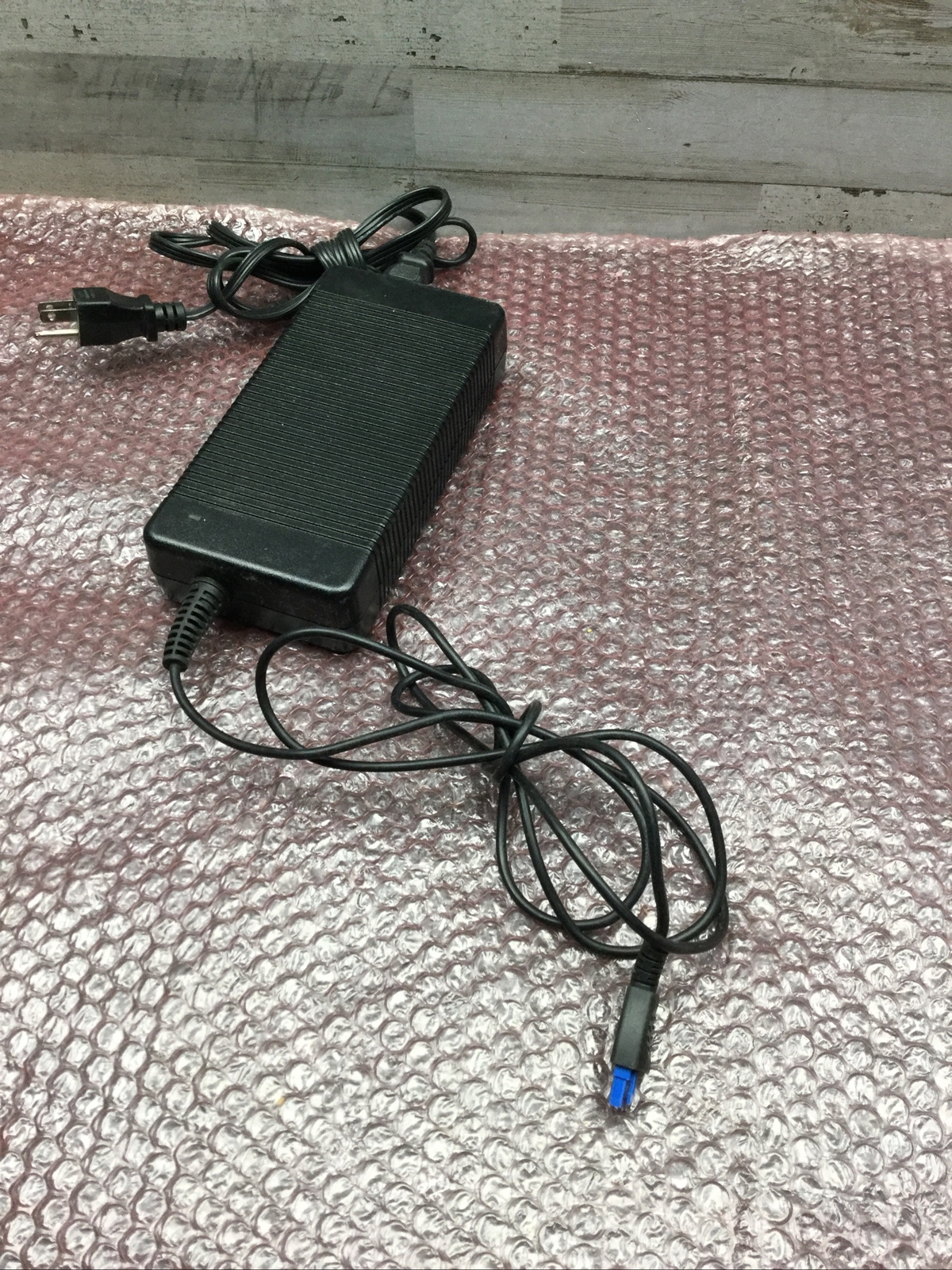 Used Genuine HP 0957-2482 OEM 32V 180W 5625mA output 3-Pin AC/DC Power Adapter