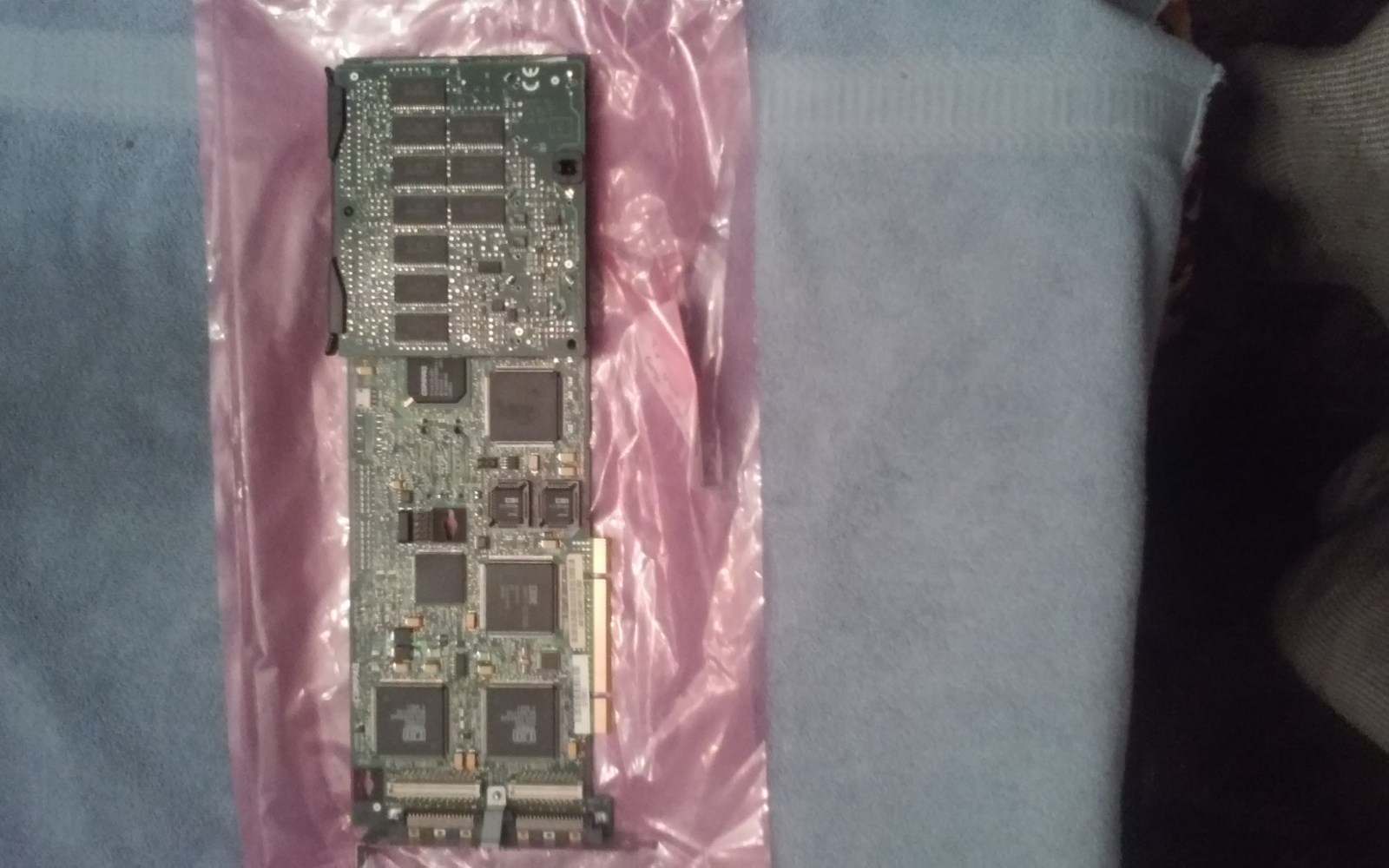 •	COMPAQ 2 CH LVD/SE SCSI ARRAY CONTROLLER Board  