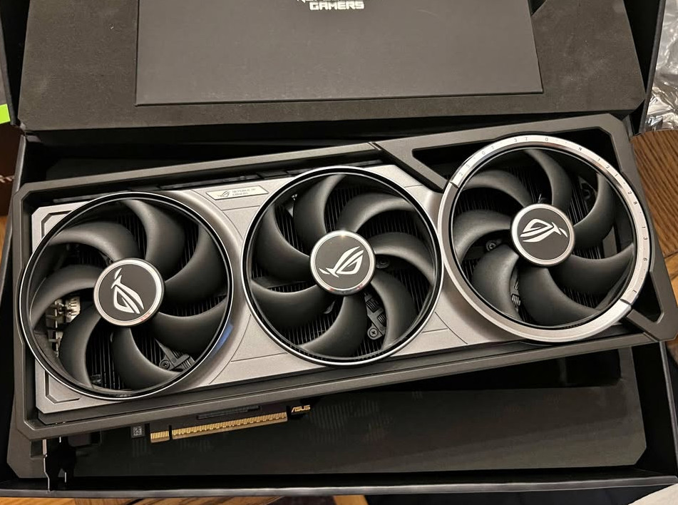 ASUS ROG Astral RTX 5090 OC 32GB GDDR7 Excellent Condition, w/ Box