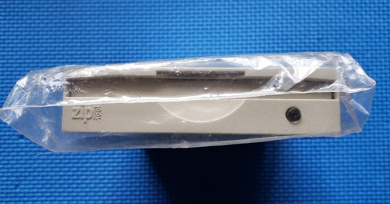 Genuine IOMEGA  Z100ATAPI 100MB SuperFloppy Internal IDE ZIP drive **NEW / NOS**