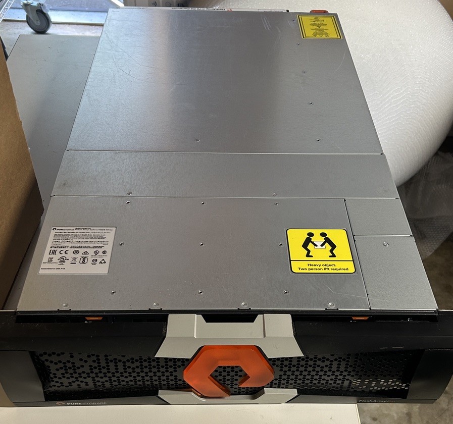 Pure Storage FlashArray M70 R2, Dual controllers, No Hard Drives, No Trays