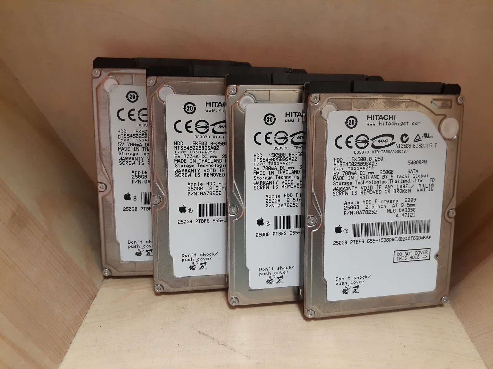 (4) Hitachi HTS545025B9SA02 250GB 5400RPM Apple 655-1538D 250GB SATA