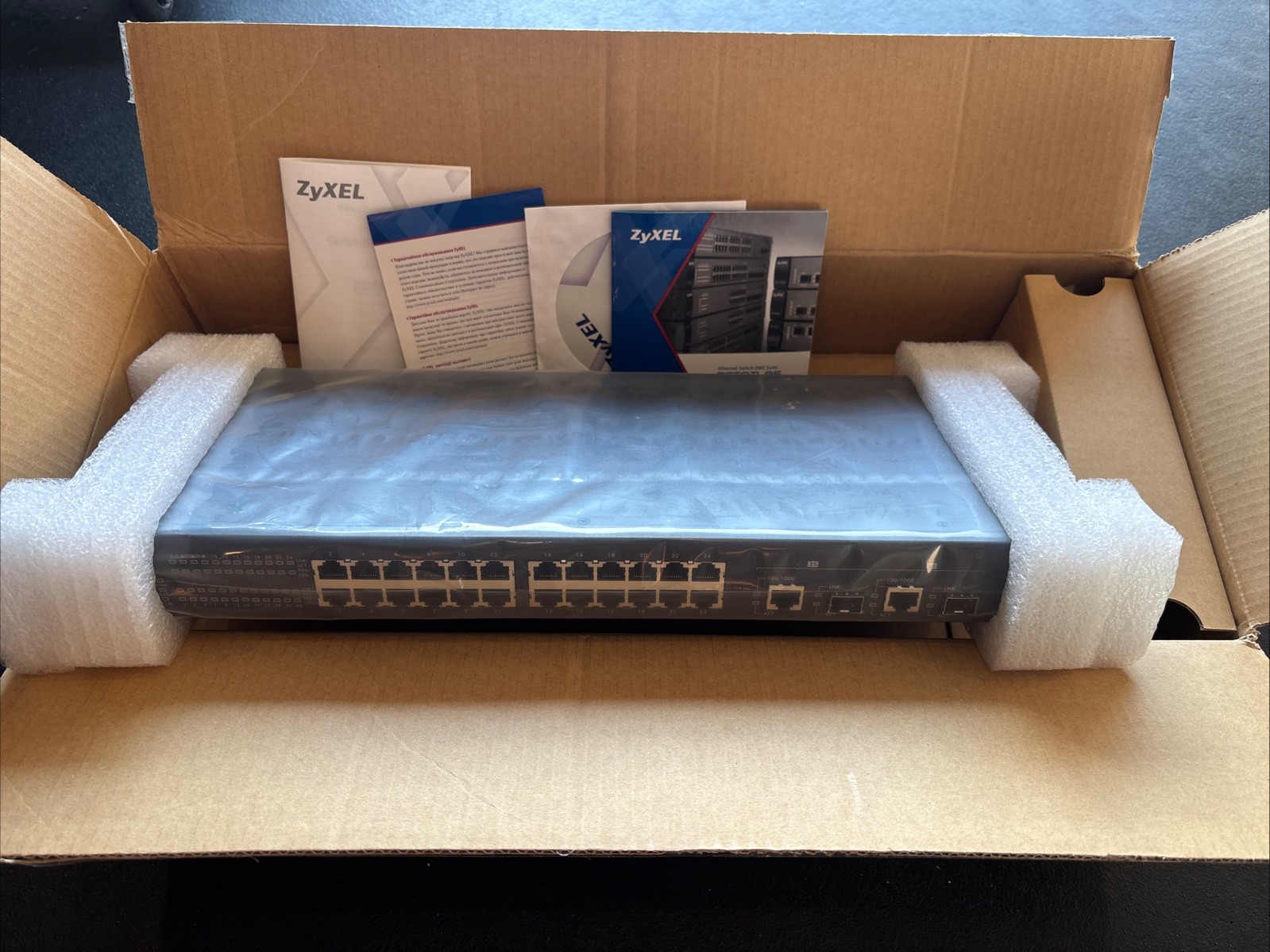 ZyXEL Dimension ES-2024 24-Ports External Switch W/ Cords